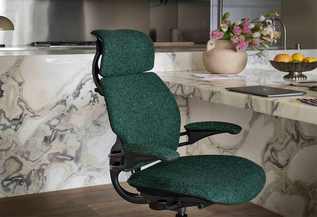 Freedom Headrest mit Kvadrat Vanir-Textil und Graphit-Rahmen