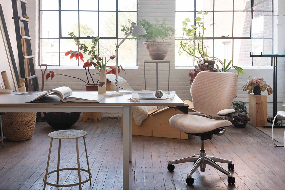Freedom Task mit Kvadrat Coda 2-Textil und poliertem Aluminiumrahmen