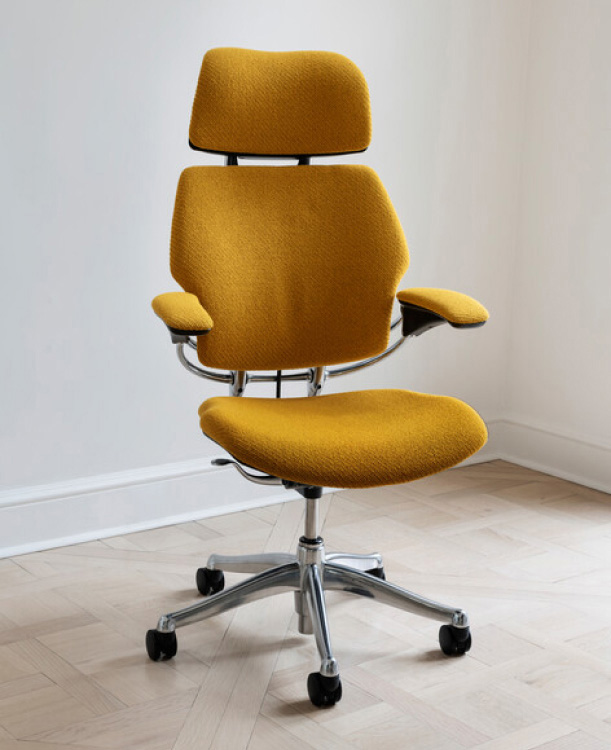 Freedom Headrest mit Kvadrat Coda 2-Textil und poliertem Aluminiumrahmen