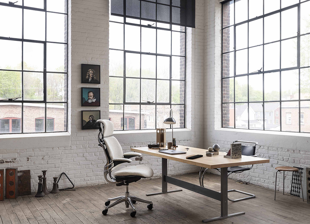 Freedom Task mit Kvadrat Elle-Textil und poliertem Aluminiumrahmen